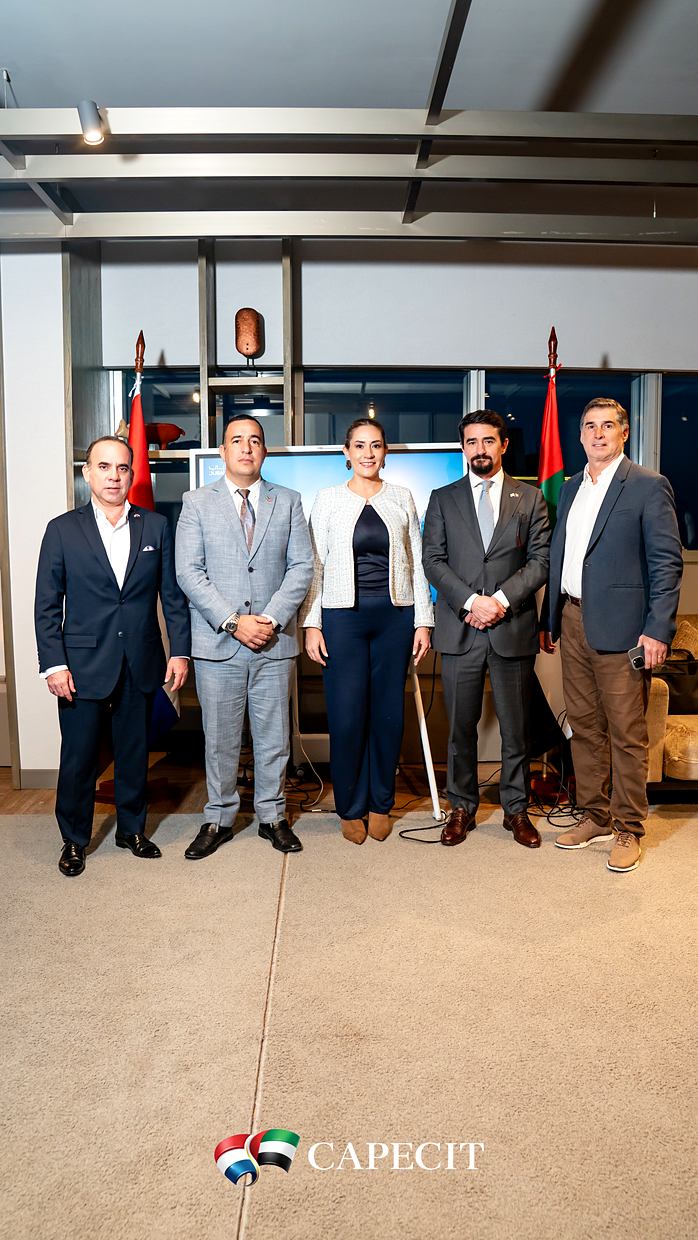 Directivos de CAPECIT junto a las banderas de Paraguay y Emiratos Árabes Unidos